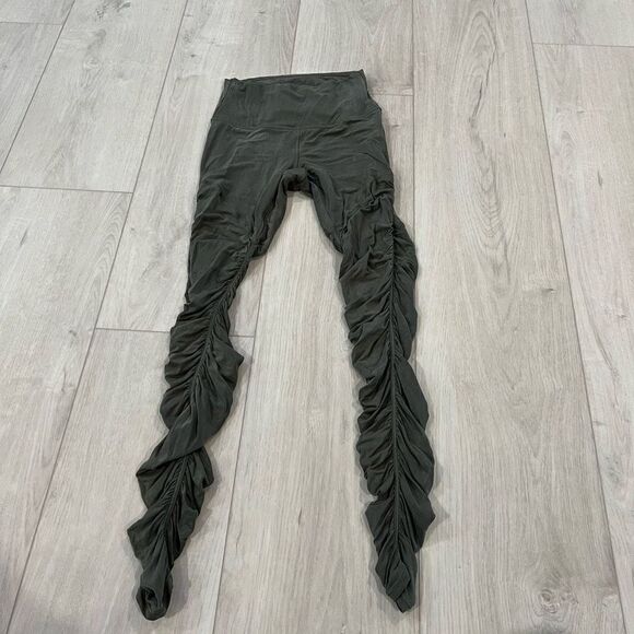Lululemon Leggings Womens 4
Black Into Something Good Tight
28" Ruched Pull On - Picture 1 of 7